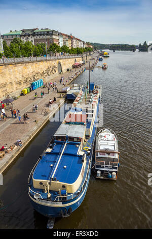 La passeggiata lungo il fiume Moldava, Rasinovo Nabrezi, Praga, Repubblica Ceca, Europa Foto Stock