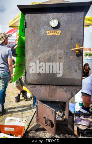 Praga street market lungo gli argini del fiume Vltava, Praga, Repubblica Ceca, Europa Foto Stock