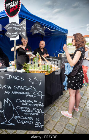 Praga street market lungo gli argini del fiume Vltava, Praga, Repubblica Ceca, Europa Foto Stock