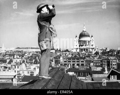 Un Royal Observer Corps spotter scansiona i cieli di Londra. Battaglia di Bretagna aria mantenendo osservatore guarda su Londra Foto Stock