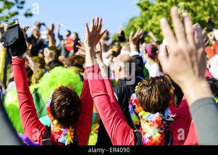 Un gruppo di giovani hanno divertimento e credere nel futuro con stile hippie Foto Stock