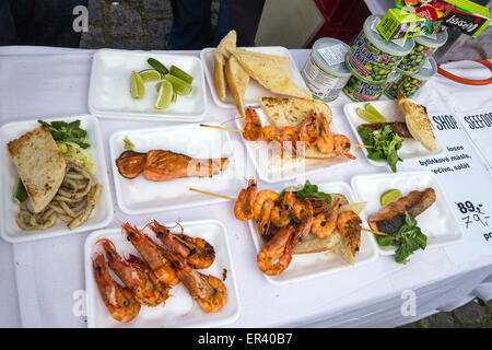 Praga street market lungo gli argini del fiume Vltava, Praga, Repubblica Ceca, Europa Foto Stock