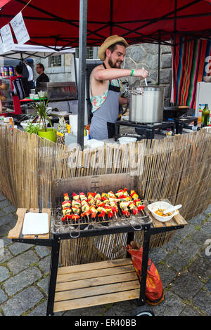 Praga street market lungo gli argini del fiume Vltava, Praga, Repubblica Ceca, Europa Foto Stock