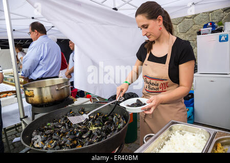 Praga street market lungo gli argini del fiume Vltava, Praga, Repubblica Ceca, Europa Foto Stock