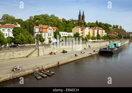 La passeggiata lungo il fiume Moldava, Rasinovo Nabrezi, sfondo Praga Vysehrad chiesa di San Pietro e Paolo, Repubblica Ceca Foto Stock