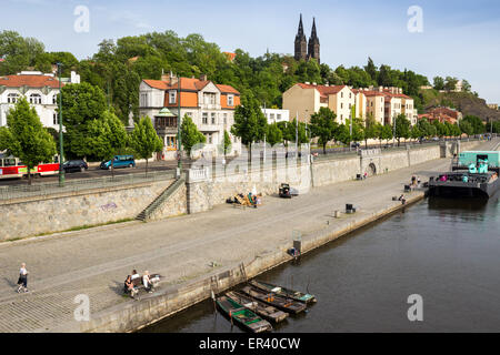 La passeggiata lungo il fiume Moldava, Rasinovo Nabrezi, sfondo Praga Vysehrad chiesa di San Pietro e Paolo, Repubblica Ceca Foto Stock