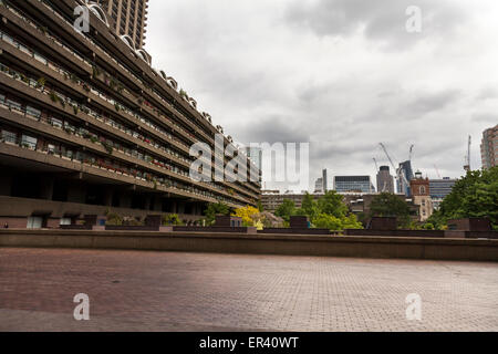 Il Barbican station wagon, a sviluppo residenziale e complesso delle arti a partire dagli anni sessanta nella città di Londra Foto Stock