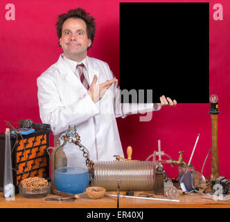 Il Professor in laboratorio mostra sulla lavagna a fogli mobili in bianco su sfondo rosso Foto Stock