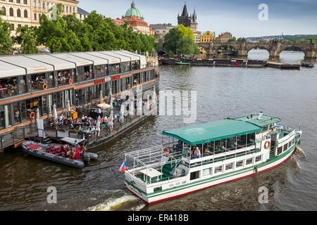 Barca flottante ristorante nel centro storico sul fiume Vltava centrale di Praga Repubblica Ceca, Europa Foto Stock