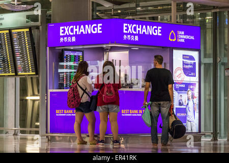 I viaggiatori in aeroporto di Suvarnabhumi informato del tasso di cambio, Bangkok, Thailandia Foto Stock