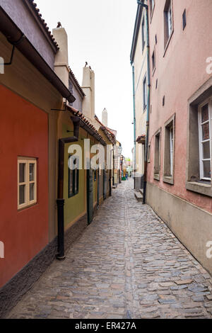 Vecchie case colorate in Golden Lane o Zlata Ulicka presso il Castello di Praga a Praga nella Repubblica Ceca Foto Stock