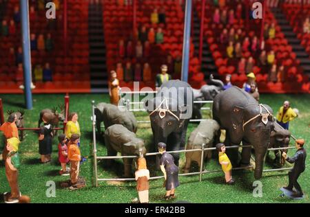 Un circo tableau a casa sulla roccia nel verde primavera, Wisconsin. Foto Stock