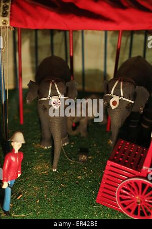 Un circo tableau a casa sulla roccia nel verde primavera, Wisconsin. Foto Stock