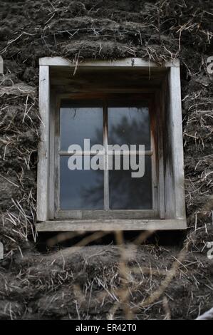 Una finestra in una scavata a casa di Laura Ingalls Wilder museum di Walnut Grove, Minnesota. Foto Stock