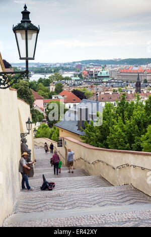 I turisti su per le scale che portano al Castello di Praga. In un quartiere di Lesser (Mala Strana), Repubblica Ceca, Europa Foto Stock