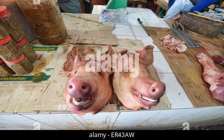 Teste di suini per la vendita nel Psar Cha Vecchio Mercato a Siem Reap, Cambogia Foto Stock