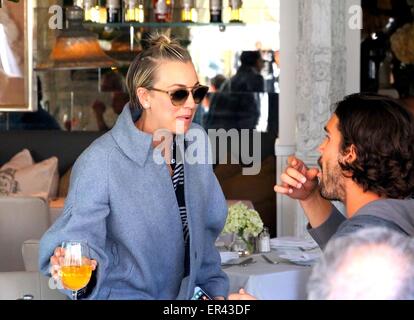 Kaley Cuoco lascia Villa Blanca ristorante a Beverly Hills dopo cena con il marito Ryan Sweeting dotate: Kaley Cuoco,Ryan Sweeting dove: Beverly Hills, in California, negli Stati Uniti quando: 21 Nov 2014 Credit: Winston Burris/WENN.com Foto Stock