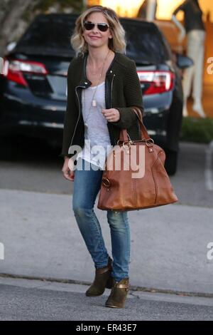 Sarah Michelle Gellar lascia la Andy Lecomte Salon portando un Yves Saint Laurent 'Uso' Borsa composta da: Sarah Michelle Gellar dove: Los Angeles, California, Stati Uniti quando: 21 Nov 2014 Credit: WENN.com Foto Stock