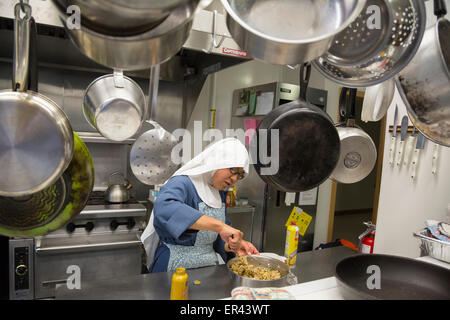Virginia Dale, Colorado - Suor Maria Josepha prepara piatti di cucina della Abbazia di S. Walburga. Foto Stock