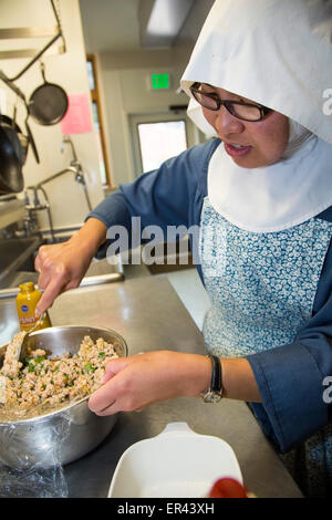 Virginia Dale, Colorado - Suor Maria Josepha prepara piatti di cucina della Abbazia di S. Walburga. Foto Stock