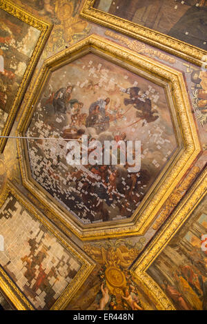 Lavori di restauro essendo condotta sul dipinto Le Char de Giove da Noël Coypel all'interno del Château de Versailles. Foto Stock