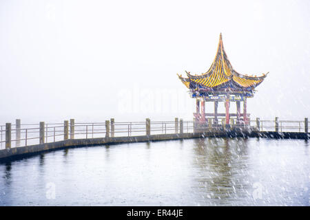 Dali, Yunnan, CHN. Decimo gen, 2015. Dali, Cina - Jan 09 2015: (solo uso editoriale. Cina OUT) ï¼ˆPhoto è stata processedï¼‰Lago Erhai sotto la pioggia. Lago Erhai è il più grande lago delle highland accanto a Dianchi e uno dei sette maggiori laghi di acqua dolce in Cina. ''Erhai'' significa ''sea conformata come un orecchio'' in cinese. Il che implica che il lago è a forma di orecchio e grande come un mare, fu così denominata. Il lago si estende su una superficie di 250 chilometri quadrati ed è situata a circa 2 chilometri ad est di Dali. È come un arco di luna che giace tra Cangshan e Dali come visto dal Monte Cangshan. In una giornata di sole, il c Foto Stock