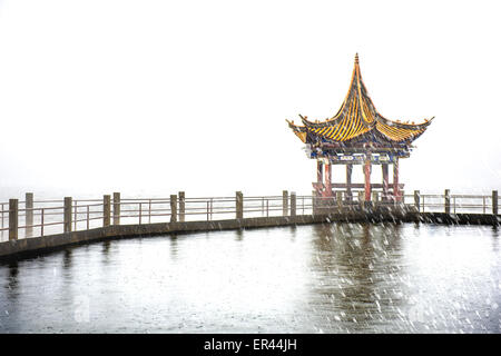 Dali, Yunnan, CHN. Decimo gen, 2015. Dali, Cina - Jan 09 2015: (solo uso editoriale. Cina OUT) ï¼ˆPhoto è stata processedï¼‰Lago Erhai sotto la pioggia. Lago Erhai è il più grande lago delle highland accanto a Dianchi e uno dei sette maggiori laghi di acqua dolce in Cina. ''Erhai'' significa ''sea conformata come un orecchio'' in cinese. Il che implica che il lago è a forma di orecchio e grande come un mare, fu così denominata. Il lago si estende su una superficie di 250 chilometri quadrati ed è situata a circa 2 chilometri ad est di Dali. È come un arco di luna che giace tra Cangshan e Dali come visto dal Monte Cangshan. In una giornata di sole, il c Foto Stock