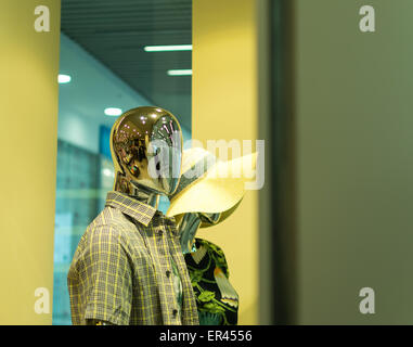Maschio e femmina stile metallo manichino nel negozio di fronte Foto Stock