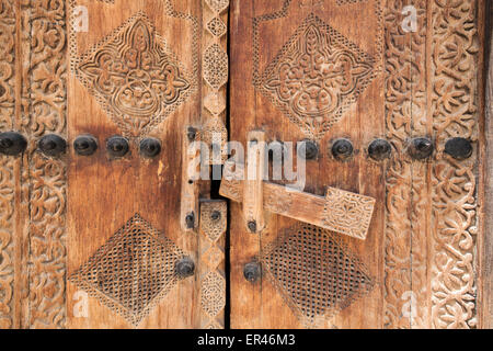 Dettaglio della vecchia porta di legno a Shaikh Isa bin Ali Casa (Al Muharraq) Regno del Bahrain. Foto Stock