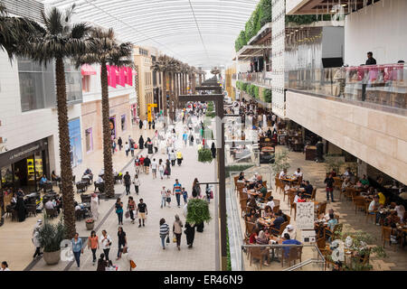 Interno dei viali moderni sistemazione shopping mall in Kuwait City in Kuwait. Foto Stock