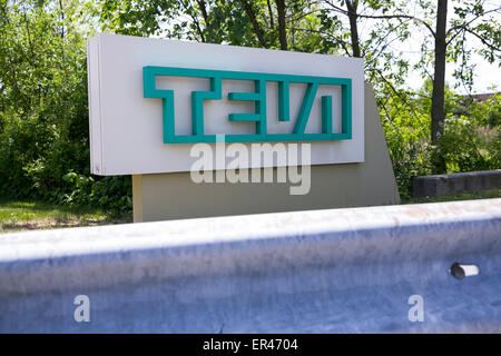 Un segno del logo al di fuori di un meccanismo azionato da Teva le industrie farmaceutiche nel Galles del Nord, Pennsylvania. Foto Stock