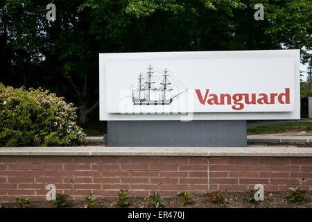 Un logo segno al di fuori della sede della società di gestione degli investimenti, il gruppo Vanguard. Foto Stock