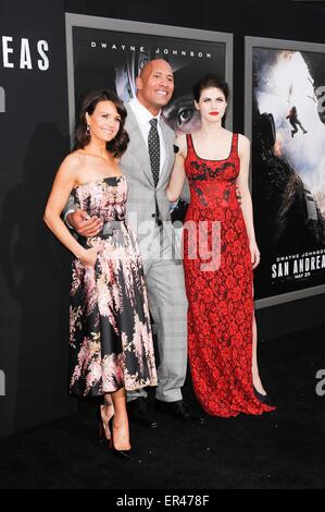 Los Angeles, CA, Stati Uniti d'America. 26 Maggio, 2015. Carla Gugino, Dwayne Johnson, Alexandra Daddario presso gli arrivi per SAN ANDREAS Premiere, Cinese TCL 6 teatri (in precedenza Grauman's), Los Angeles, CA Maggio 26, 2015. Credito: Elizabeth Goodenough/Everett raccolta/Alamy Live News Foto Stock