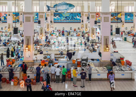 Interno occupato del mercato del pesce al Souq Sharq in Kuwait City in Kuwait. Foto Stock