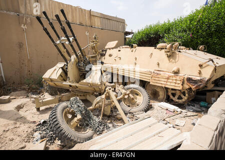 Vecchi veicoli militari sul display esterno Kuwait Casa di opere nazionali , un museo della guerra in Kuwait City. Il Kuwait. Foto Stock
