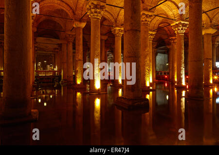 ISTANBUL, Turchia - 16 luglio 2014: Yerebatan Saray - La Basilica Cisterna ad Istanbul in Turchia. Yerebatan Saray è uno dei tou preferito Foto Stock