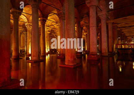 ISTANBUL, Turchia - 16 luglio 2014: Yerebatan Saray - La Basilica Cisterna ad Istanbul in Turchia. Yerebatan Saray è uno dei tou preferito Foto Stock