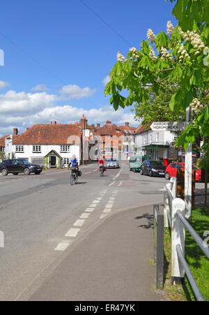 Due ciclisti in bicicletta attraverso il grazioso villaggio Wealden di Goudhurst. Kent, England, Regno Unito Foto Stock