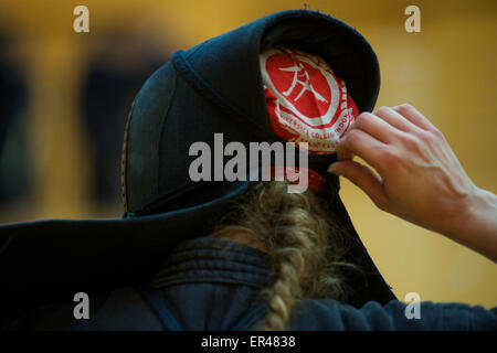 Tokyo, Giappone. 27 Maggio, 2015. Emily Knight, capitano del GB donne squadra, regola i suoi uomini (casco protettivo) durante il corso di formazione per il prossimo Mondiale 2015 Kendo Championships che si terrà 29th-31st può a Tokyo il Nippon Budokan. Credito: Peter Blake/Alamy Live News Foto Stock