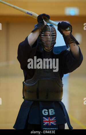 Tokyo, Giappone. 27 Maggio, 2015. Richard Edmondson del GB uomini squadra, longheroni con un compagno di squadra durante il corso di formazione per il prossimo Mondiale 2015 Kendo Championships che si terrà 29th-31st può a Tokyo il Nippon Budokan. Credito: Peter Blake/Alamy Live News Foto Stock