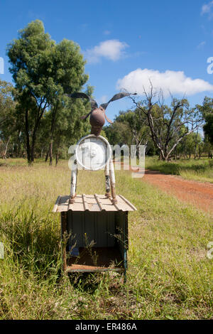 Metallo mailbox di vacca Brigadoon con rosso sporco la via che conduce alla proprietà vicino a Mitchell Queensland Australia Foto Stock