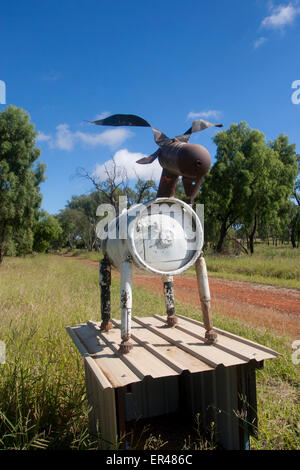 Metallo mailbox di vacca Brigadoon con rosso sporco la via che conduce alla proprietà vicino a Mitchell Queensland Australia Foto Stock