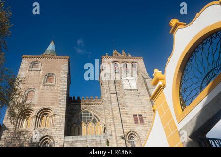 Se Cathedral ovest torri anteriori e arco bianco dell'edificio vicino a Evora Alentejo Portogallo Foto Stock