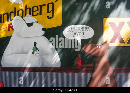 Scrub arrossire cafe murale con canguro e orso polare parlando al bar con XXXX e Bundaberg segni Sapphire Queensland Australia Foto Stock