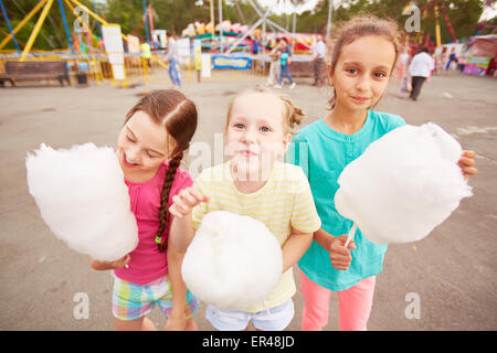 Cute ragazze mangiando caramelle di cotone all'aperto Foto Stock