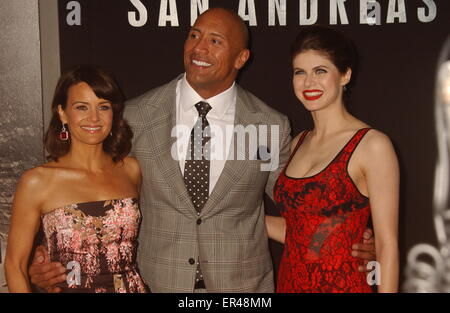 Hollywood, California, USA. 26 Maggio, 2015. Wayne Johnson & Carla Gugino & Alexandra Daddario.partecipare alla premiere di ''Sun Andreas'' al Teatro Cinese di Hollywood di Maggio 26, 2015. 2015. Credito: Phil Roach/Globe foto/ZUMA filo/Alamy Live News Foto Stock