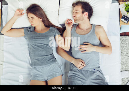 Coppia giovane a dormire la notte Foto Stock