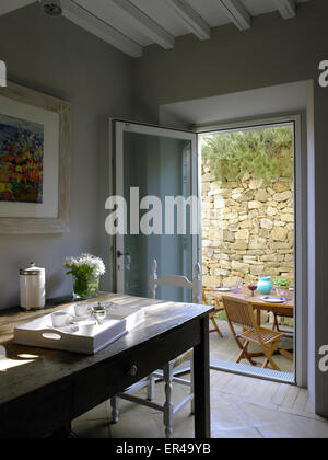 Interno con cucina in stile country di fronte ad un piccolo patio Foto Stock