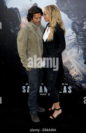 Los Angeles, California, USA. 26 Maggio, 2015. Elizabeth Berkley & marito Greg Lauren San Andreas Premiere del film 26/05/15 Hollywood/picture alliance Credit: dpa picture alliance/Alamy Live News Foto Stock