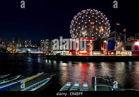 Il mondo della scienza a Telus mondo della scienza su False Creek a Vancouver durante la notte. Città edifici di distanza e le barche in primo piano Foto Stock